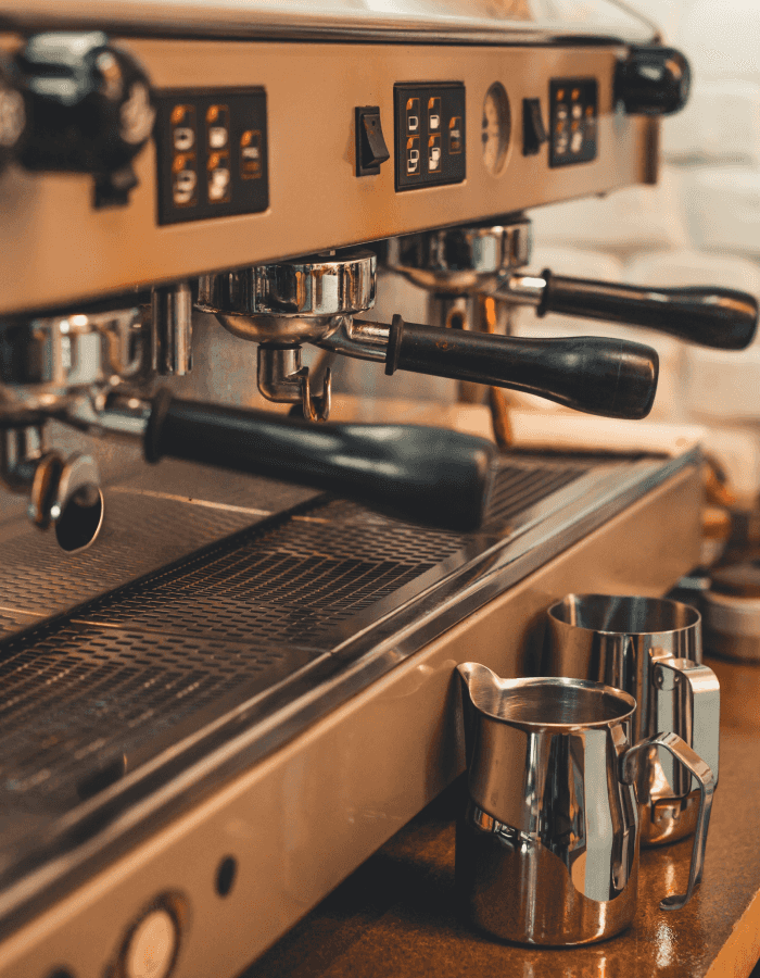 Кофемашина в кофейне. Заведение использует программу для автоматизации кофейни Restik.